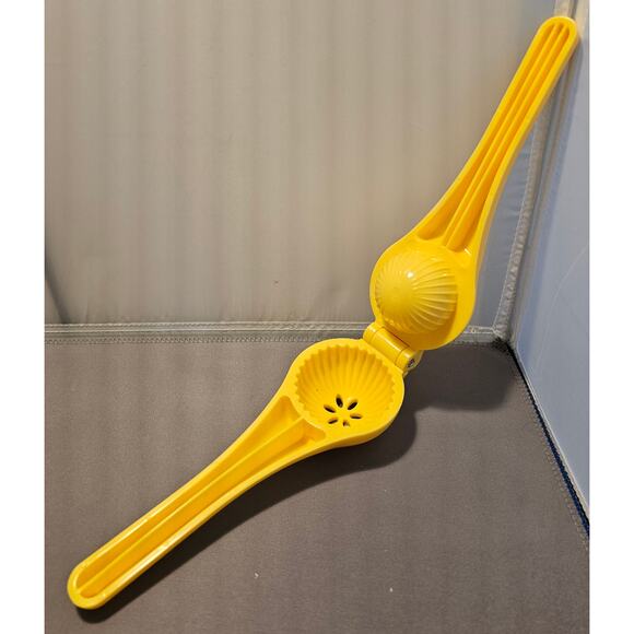 Yellow Lemon/Lime/Citrus Manual Hand Squeezer/Juicer - Plastic - Picture 6 of 7